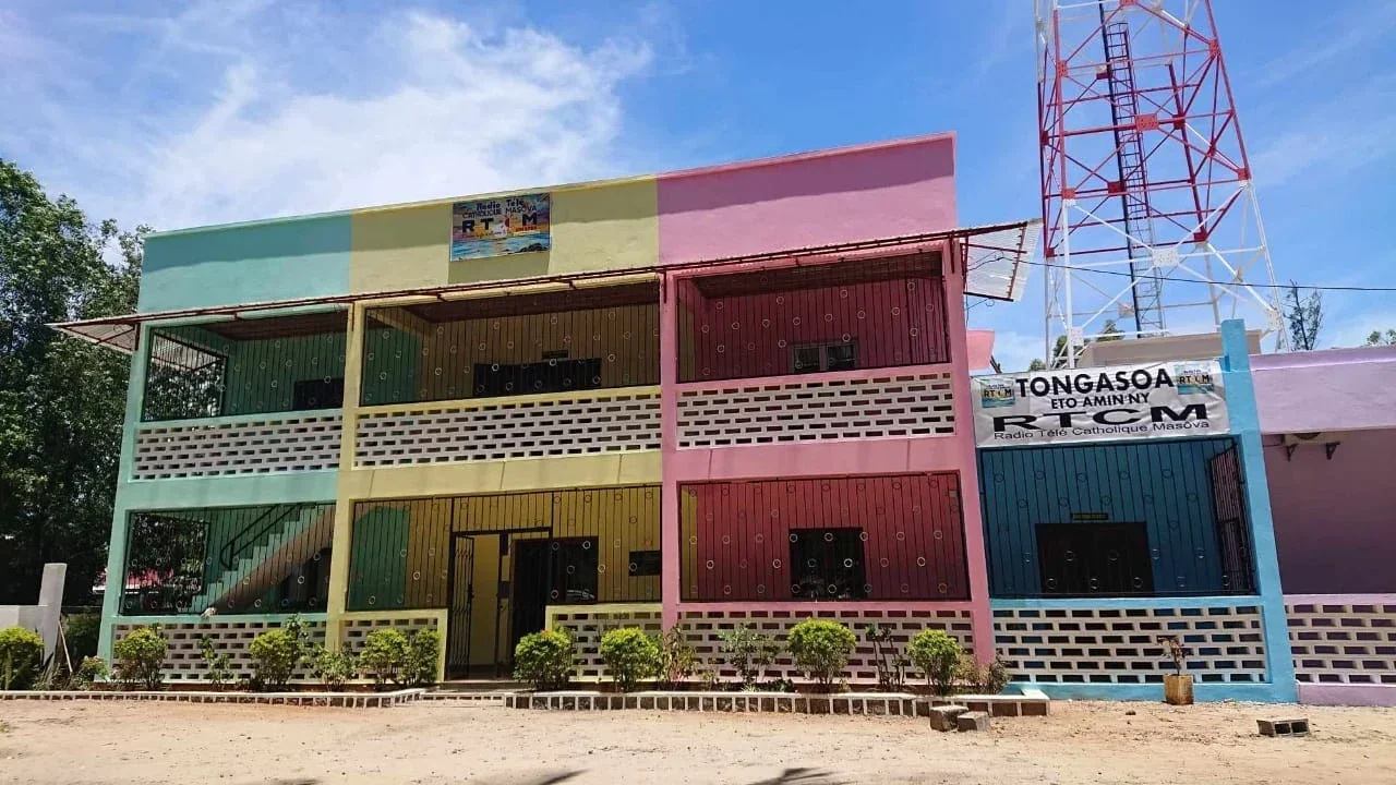 image de la station radio et télé à Androranga